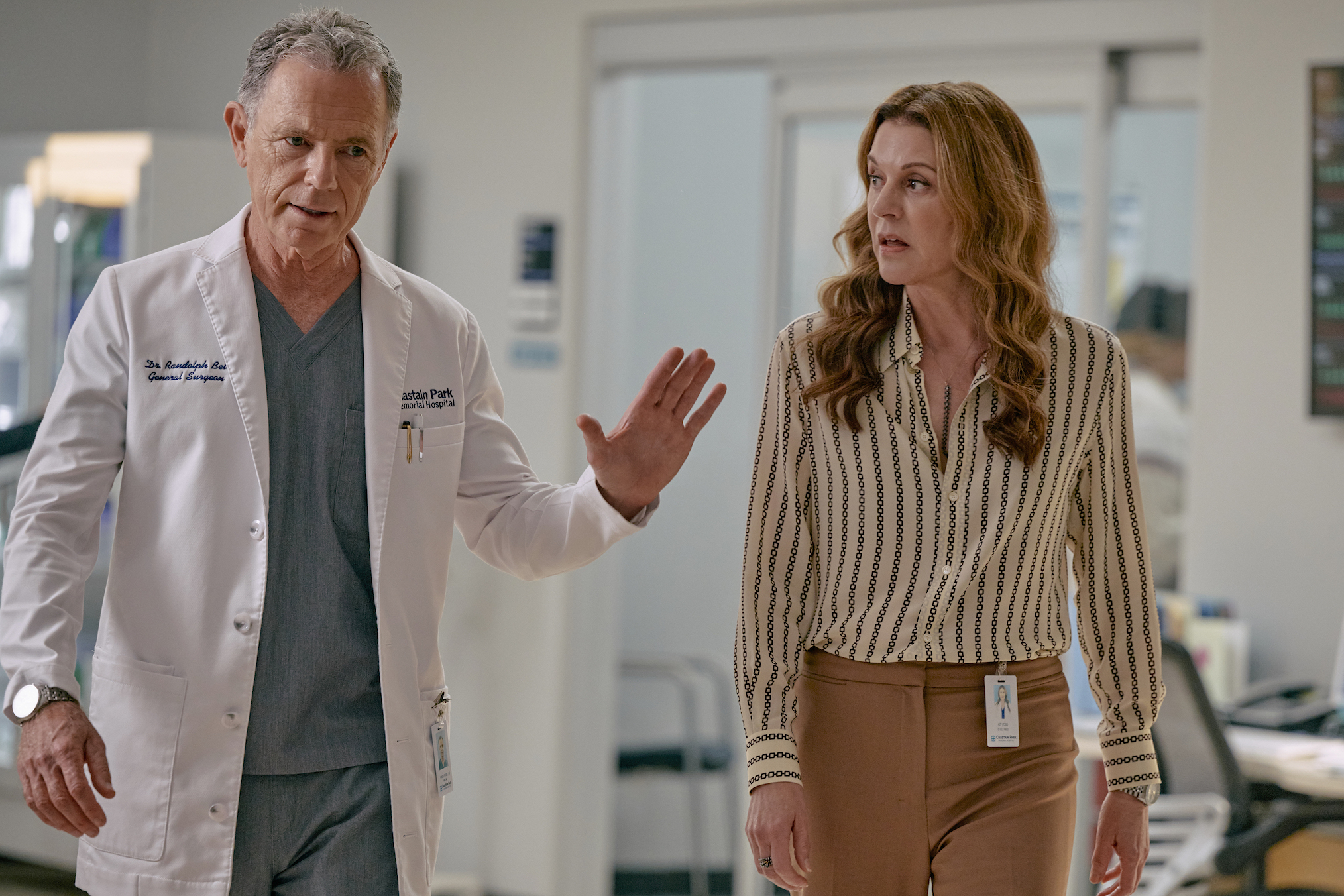 Bruce Greenwood as Bell, Jane Leeves as Kit in The Resident