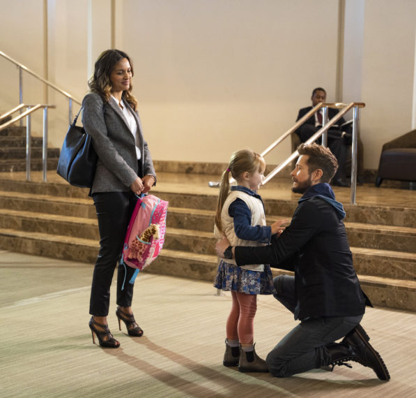 Jessica Lucas as Billie, Remington Blaire Evans as GiGi, Matt Czuchry as Conrad in The Resident