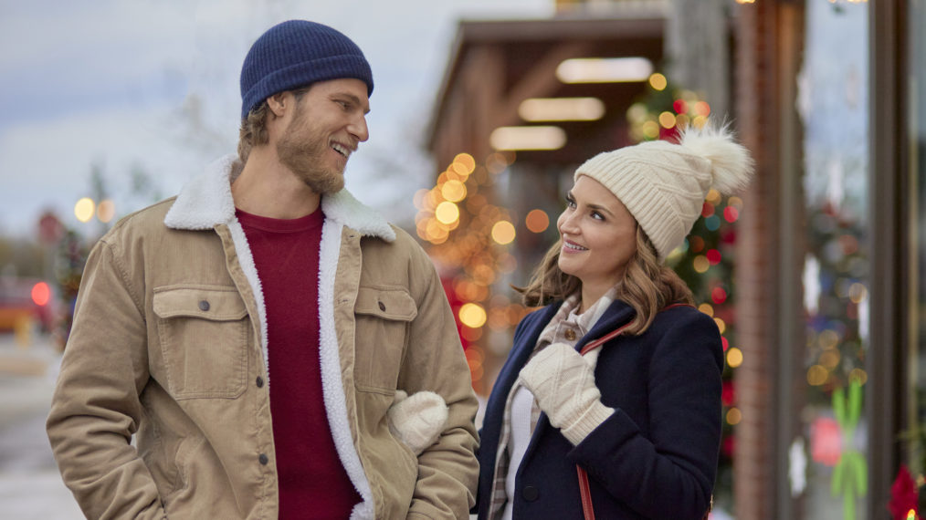 Travis Van Winkle, Rachael Leigh Cook in 'Tis the Season to be Merry
