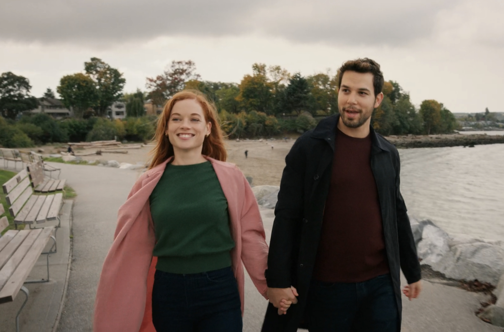 Jane Levy as Zoey, Skylar Astin as Max in Zoey's Extraordinary Christmas
