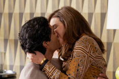 Sendhil Ramamurthy as Asher Pyne and Wendy Crewson as Vivian Katz kissing in Good Sam