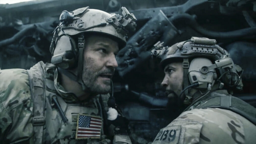 David Boreanaz as Jason Hayes, Neil Brown Jr as Ray in SEAL Team
