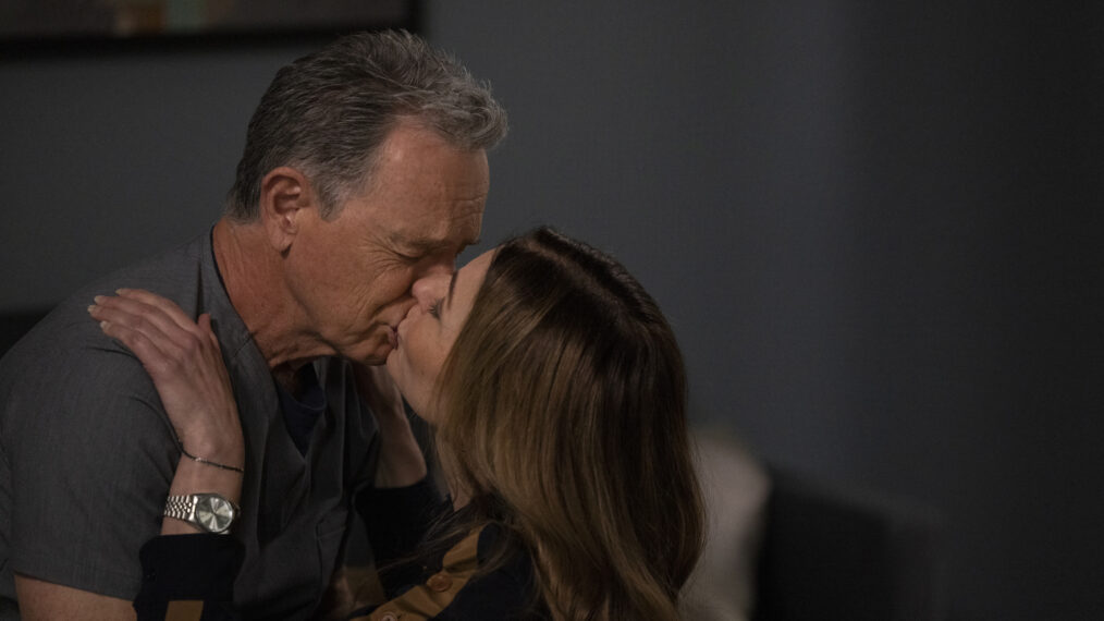 Bruce Greenwood as Bell, Jane Leeves as Kit in The Resident