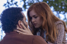 Josh Gad as Gary, Isla Fisher as Mary in Wolf Like Me - Season 1