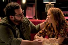 Josh Gad and Isla Fisher in Wolf Like Me - Season 1