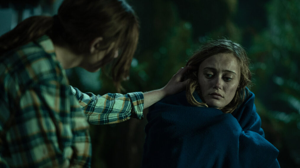 Sophie Nélisse as Teen Shauna, Ella Purnell as Teen Jackie in Yellowjackets