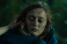 Sophie Nélisse as Teen Shauna, Ella Purnell as Teen Jackie in Yellowjackets