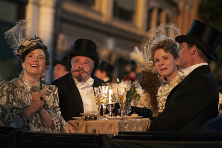Carrie Coon Nathan Lane Kelli O'Hara dans The Gilded Age