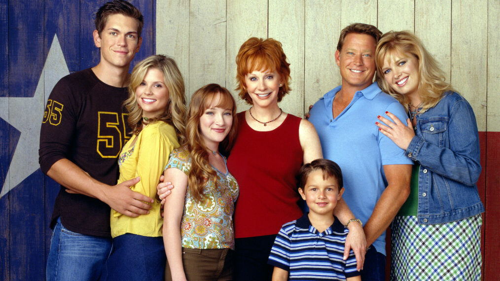 Reba cast - Steve Howey, JoAnna Garcia, Scarlett Pomers, Reba McEntire, Mitch Holleman, Christopher Rich, and Melissa Peterman