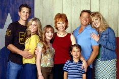 Reba cast - Steve Howey, JoAnna Garcia, Scarlett Pomers, Reba McEntire, Mitch Holleman, Christopher Rich, and Melissa Peterman