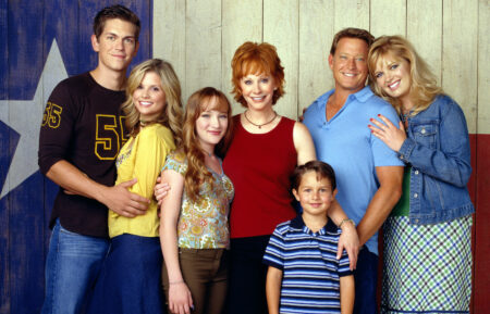 Reba cast - Steve Howey, JoAnna Garcia, Scarlett Pomers, Reba McEntire, Mitch Holleman, Christopher Rich, and Melissa Peterman