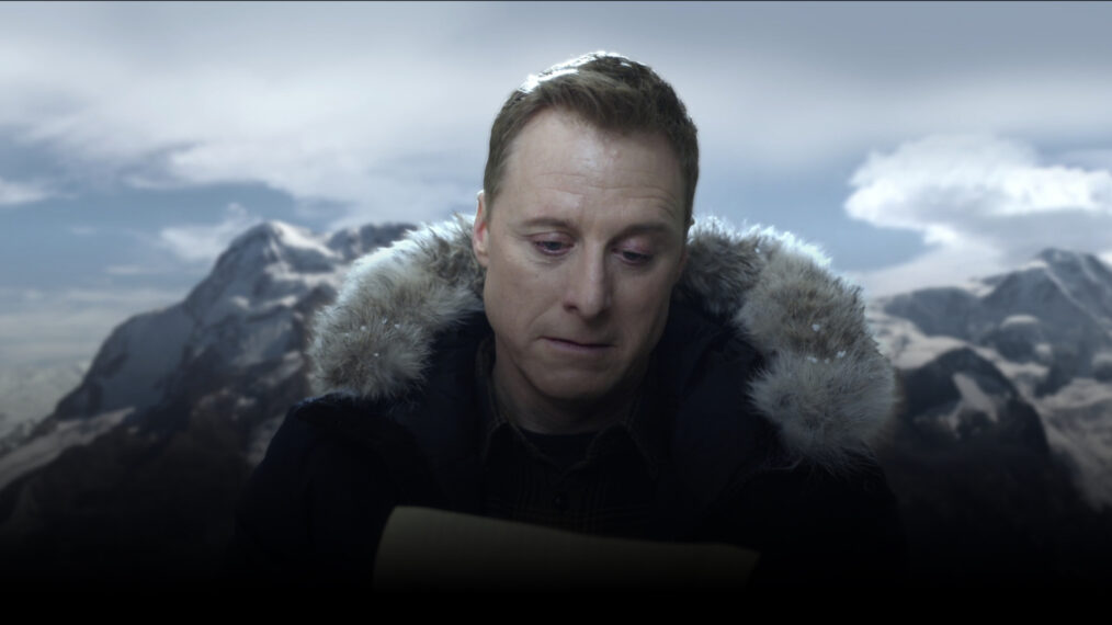 Alan Tudyk as Harry in Resident Alien