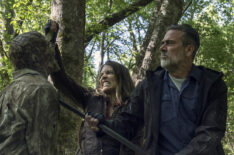 Lauren Cohan and Jeffrey Dean Morgan fighting a walker in The Walking Dead