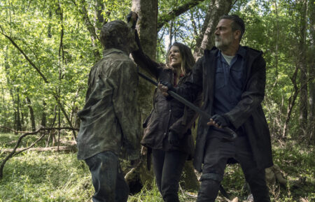 Lauren Cohan and Jeffrey Dean Morgan fighting a walker in The Walking Dead