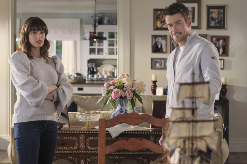 Meghan Ory, Robert Buckley in Chesapeake Shores