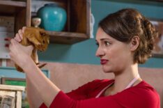 Phoebe Waller-Bridge holding a hamster in Fleabag