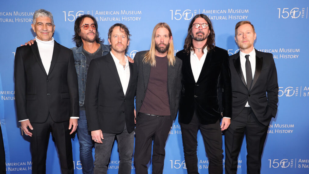 Pat Smear, Rami Jaffee, Chris Shiflett, Taylor Hawkins, Dave Grohl and Nate Mendel of Foo Fighters