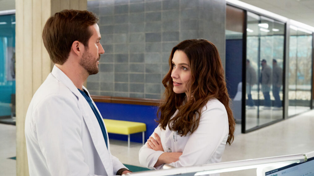 Michael Stahl-David as Dr. Caleb Tucker and Sophia Bush as Dr. Sam Griffith in Good Sam