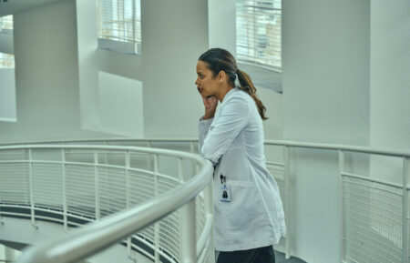 Jessica Lucas as Billie in The Resident