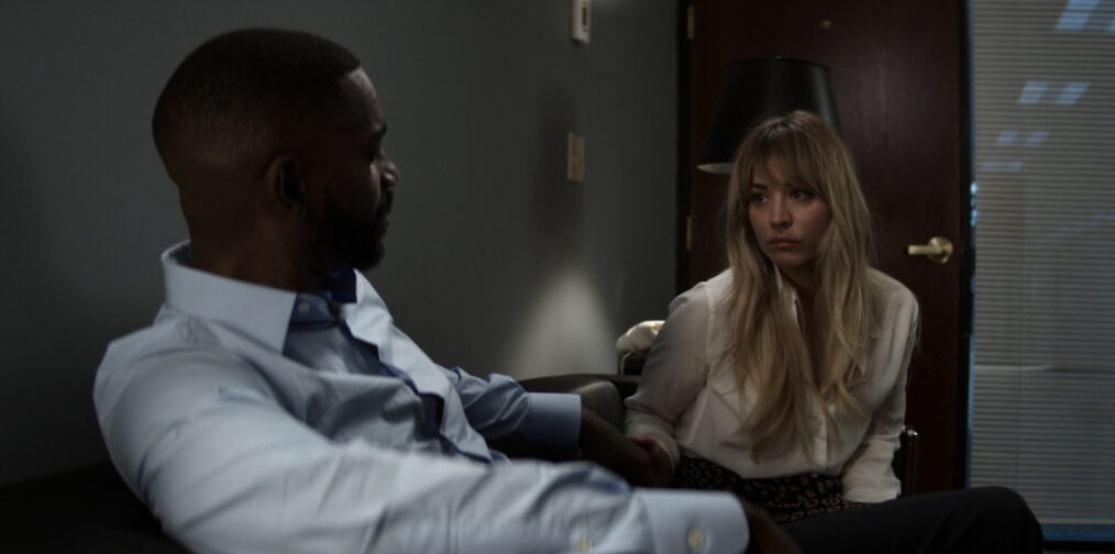 Mo McRae as Benjamin, Kaley Cuoco as Cassie in The Flight Attendant