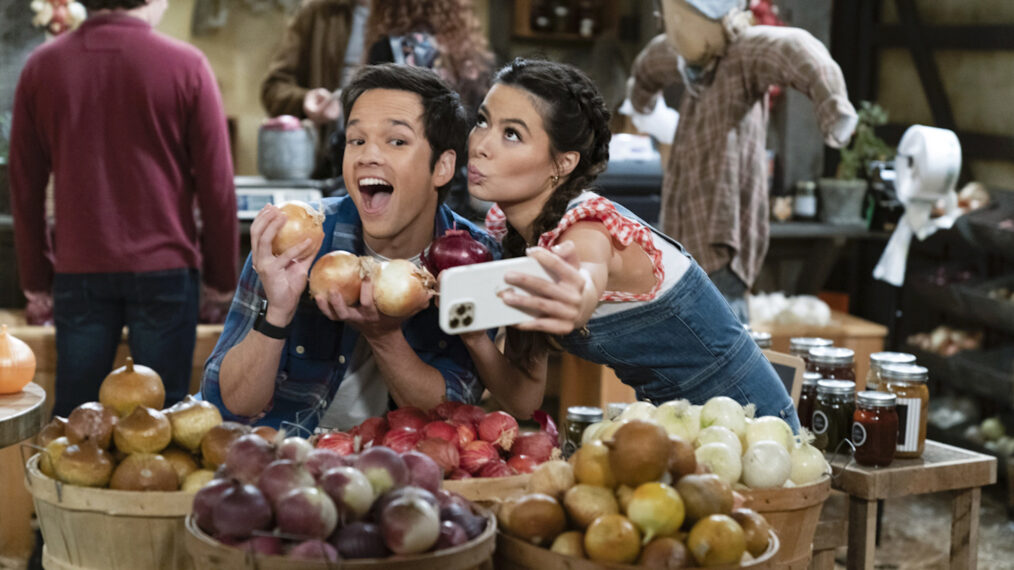 Miranda Cosgrove and Nathan Kress in the 'iCarly' Season 2 premiere