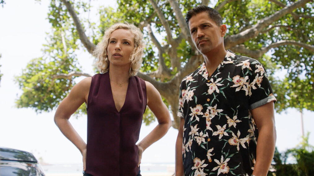 Perdita Weeks as Juliet Higgins and Jay Hernandez as Thomas Magnum in Magnum PI