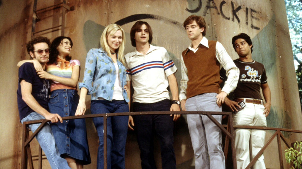 Danny Masterson, Mila Kunis, Laura Prepon, Ashton Kutcher, Topher Grace, Wilmer Valderrama in That '70s Show