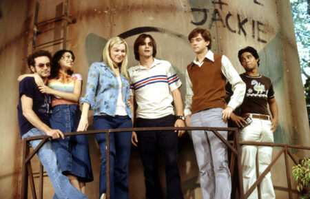 Danny Masterson, Mila Kunis, Laura Prepon, Ashton Kutcher, Topher Grace, Wilmer Valderrama in That '70s Show