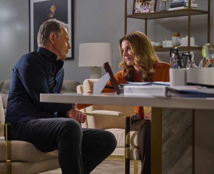 Bruce Greenwood as Bell, Jane Leeves as Kit in The Resident