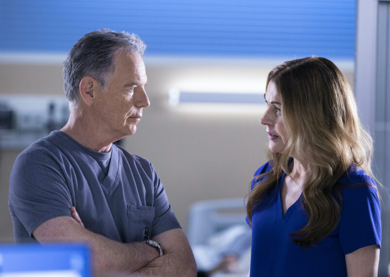 Bruce Greenwood as Bell, Jane Leeves as Kit in The Resident