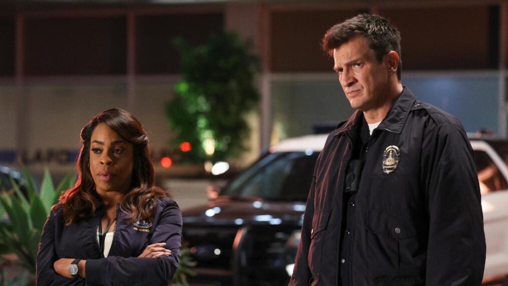 Niecy Nash and Nathan Fillion in The Rookie