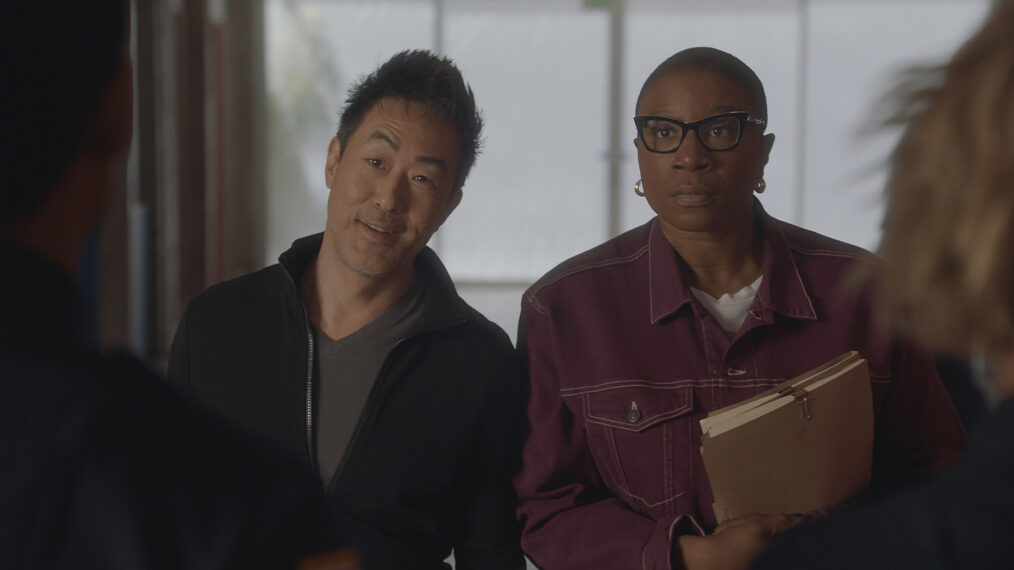 Kenneth Choi as Chimney, Aisha Hinds as Hen in 9-1-1