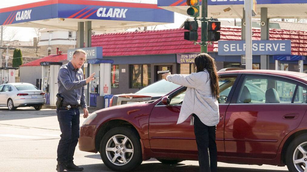 Jason Beghe as Hank Voight, Carmela Zumbado as Anna in Chicago PD - Season 9