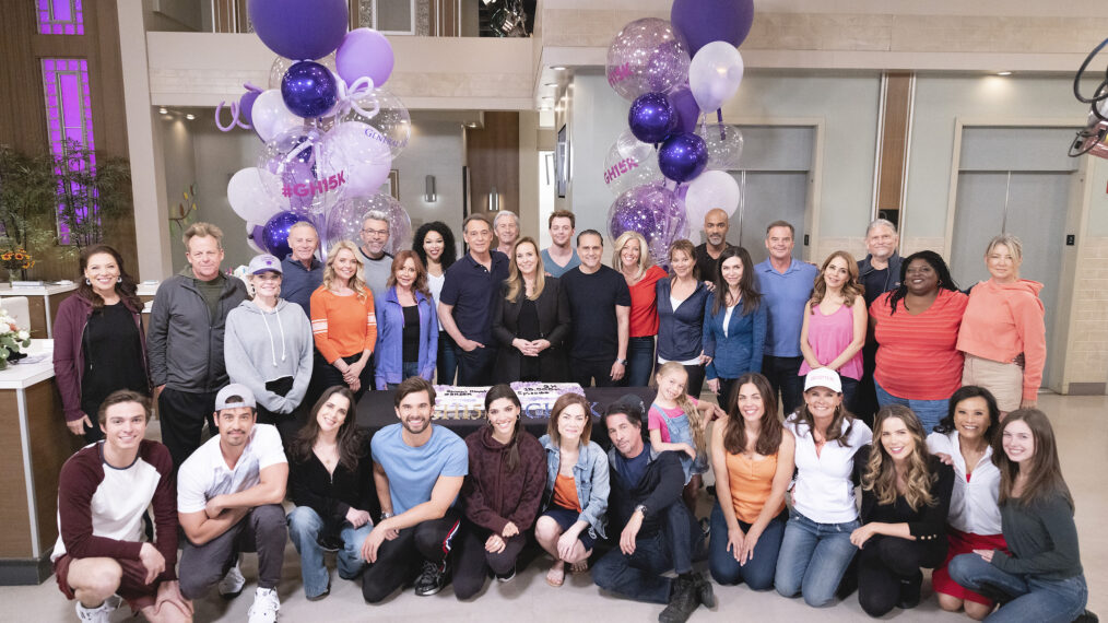 General Hospital Cast and Crew celebrate soap opera's 15,000th episode in group photo