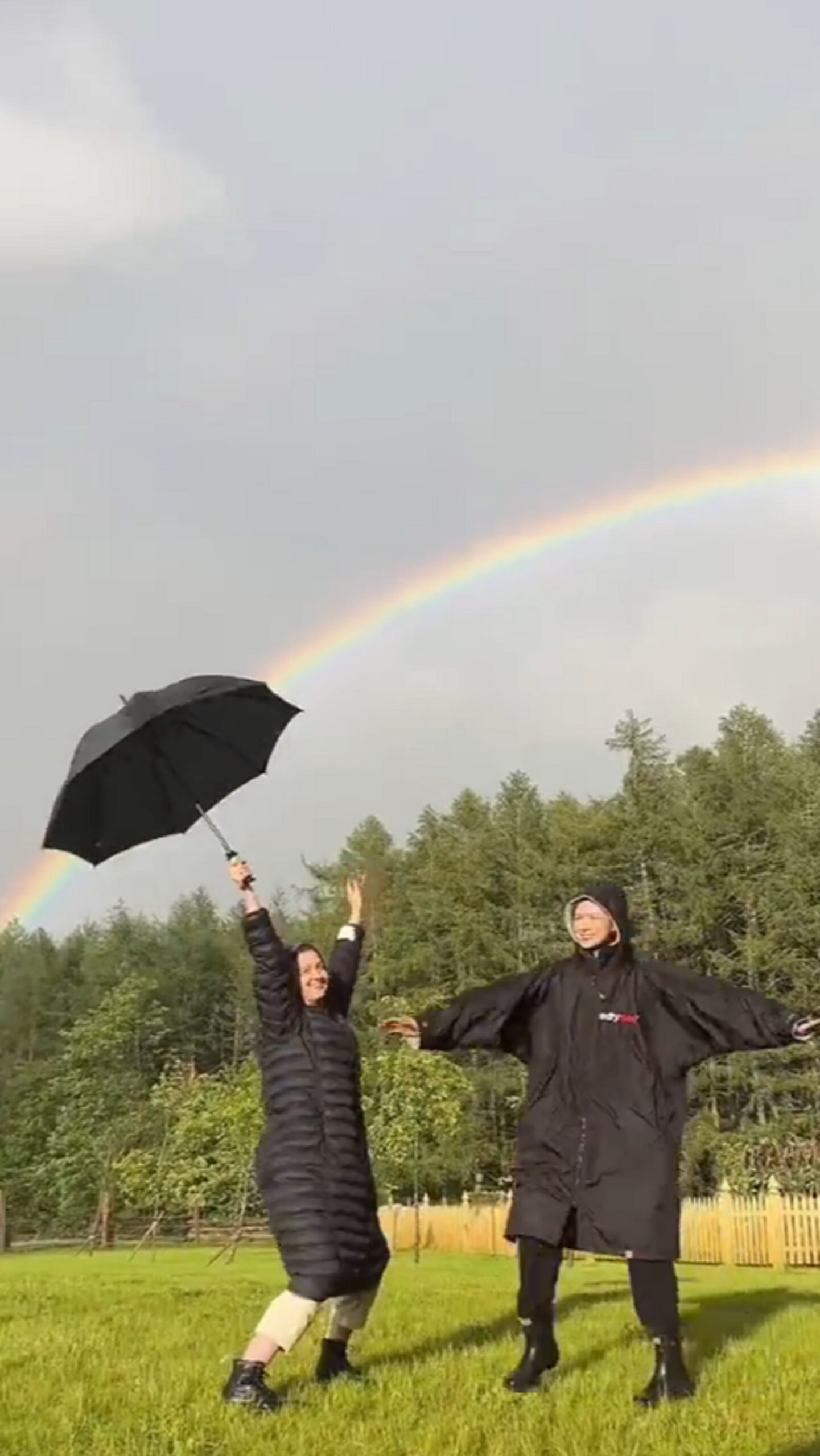 Outlander Season 7 Behind the scenes Caitriona Balfe an Caitlin O'Ryan