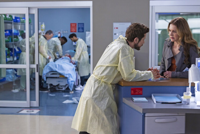 Bruce Greenwood, Malcolm-Jamal Warner, Manish Dayal, Matt Czuchry and Jane Leeves in The Resident