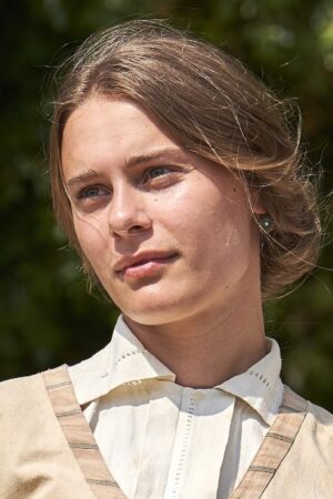 Louisa Binder Headshot