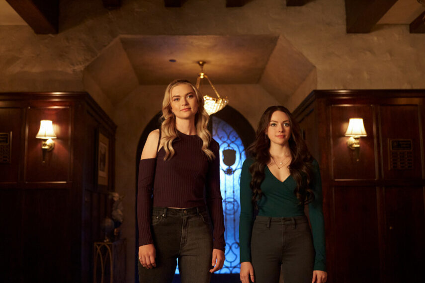Jenny Boyd as Lizzie Saltzman and Danielle Rose Russell as Hope Mikaelson in Legacies