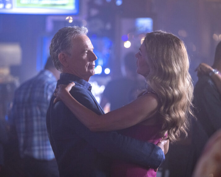 Bruce Greenwood as Bell, Jane Leeves as Kit in The Resident