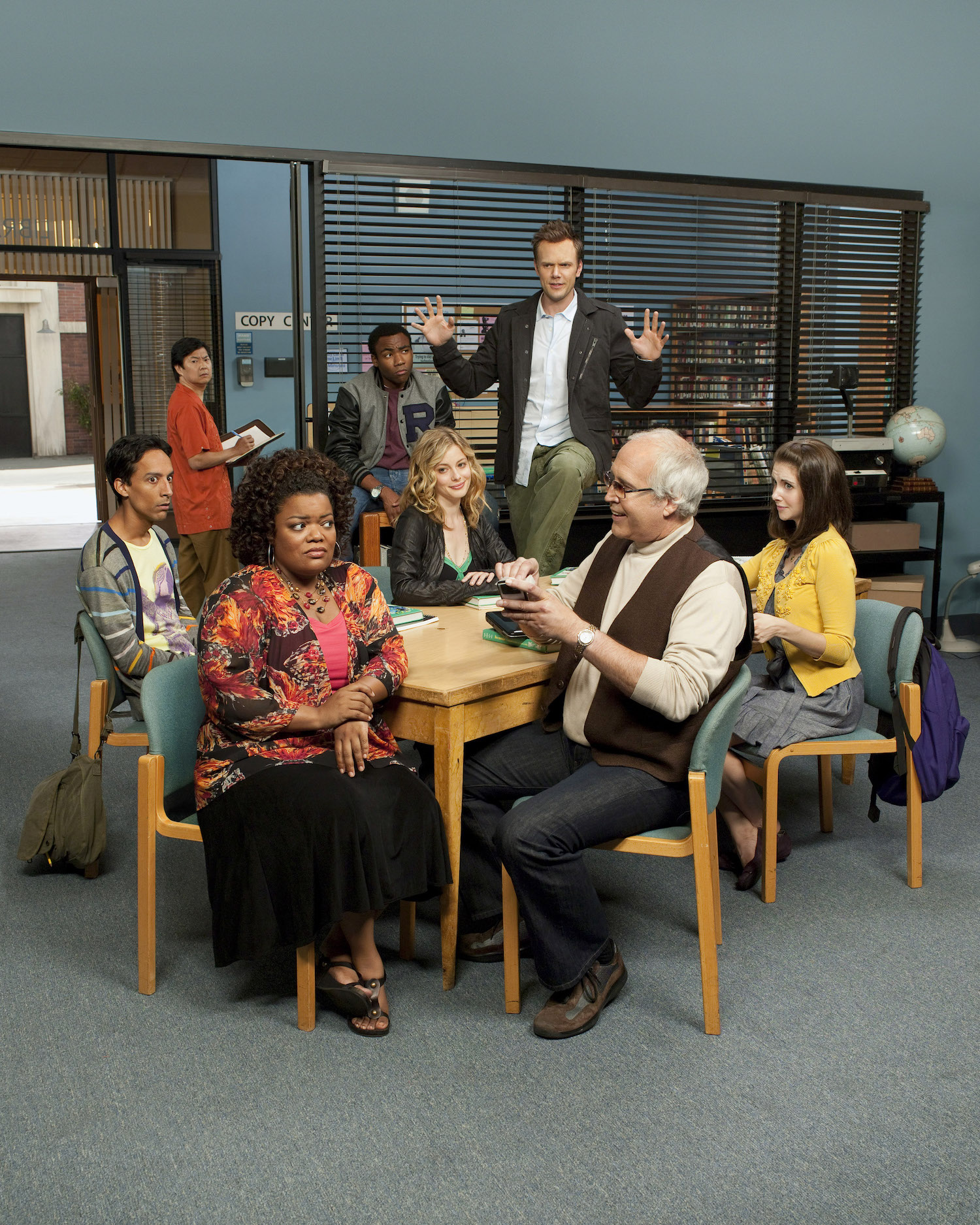 The Cast of Community - Season 1 - Ken Jeong, Donald Glover, Joel McHale, Danny Pudi, Gillian Jacobs, Alison Brie, Yvette Nicole Brown, Chevy Chase