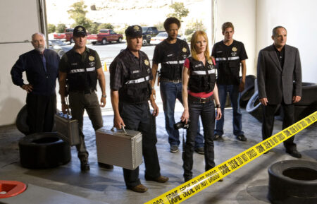 Robert David Hall, George Eads, William Petersen, Gary Dourdan, Marg Helgenberger, Eric Szmanda, Paul Guilfoyle in CSI