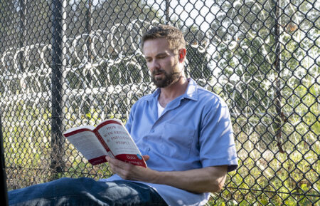 Garret Dillahunt in Sprung