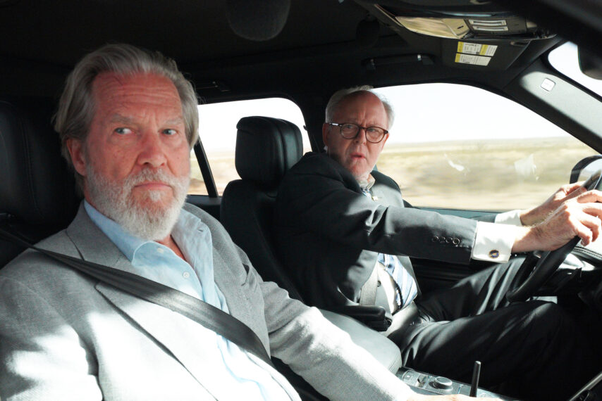 Jeff Bridges as Dan Chase, John Lithgow as Harold Harper in The Old Man