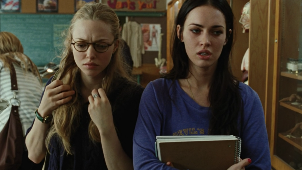 Amanda Seyfried as Needy and Megan Fox as Jennifer in 