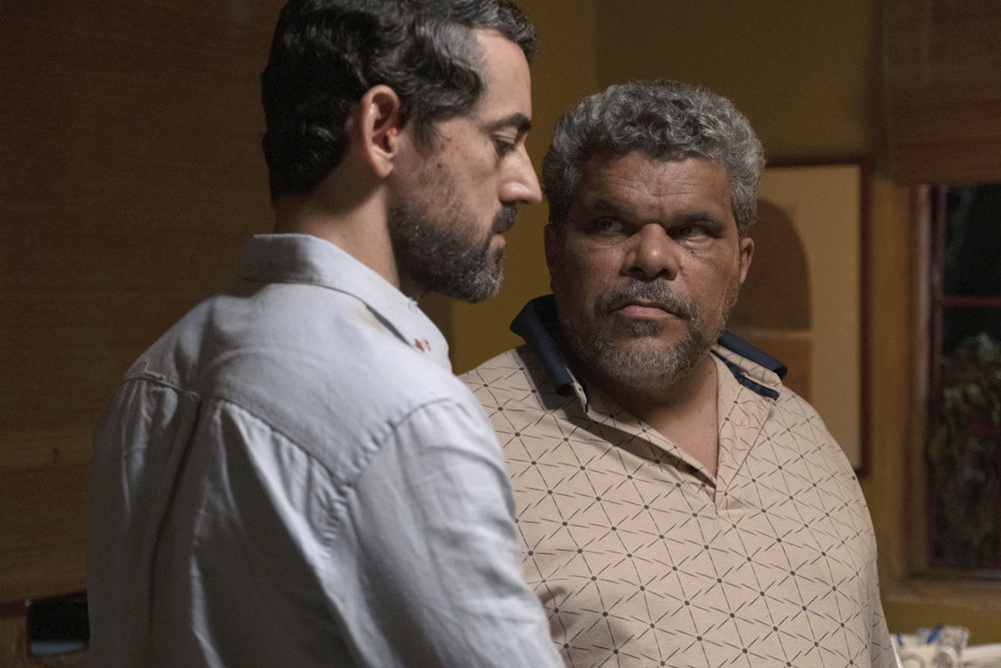 Luis Gerardo Mendez como Baltasar, Luis Guzman como Illan en The Resort Episodio 6
