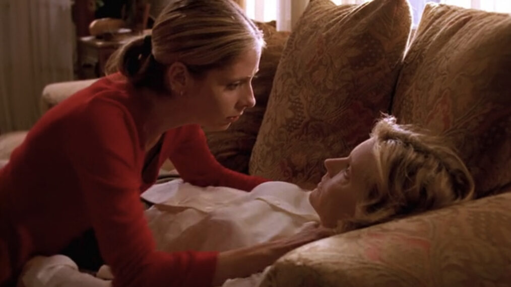 Sarah Michelle Gellar with her dying mother Joyce, Kristine Sutherland, in Buffy the Vampire Slayer