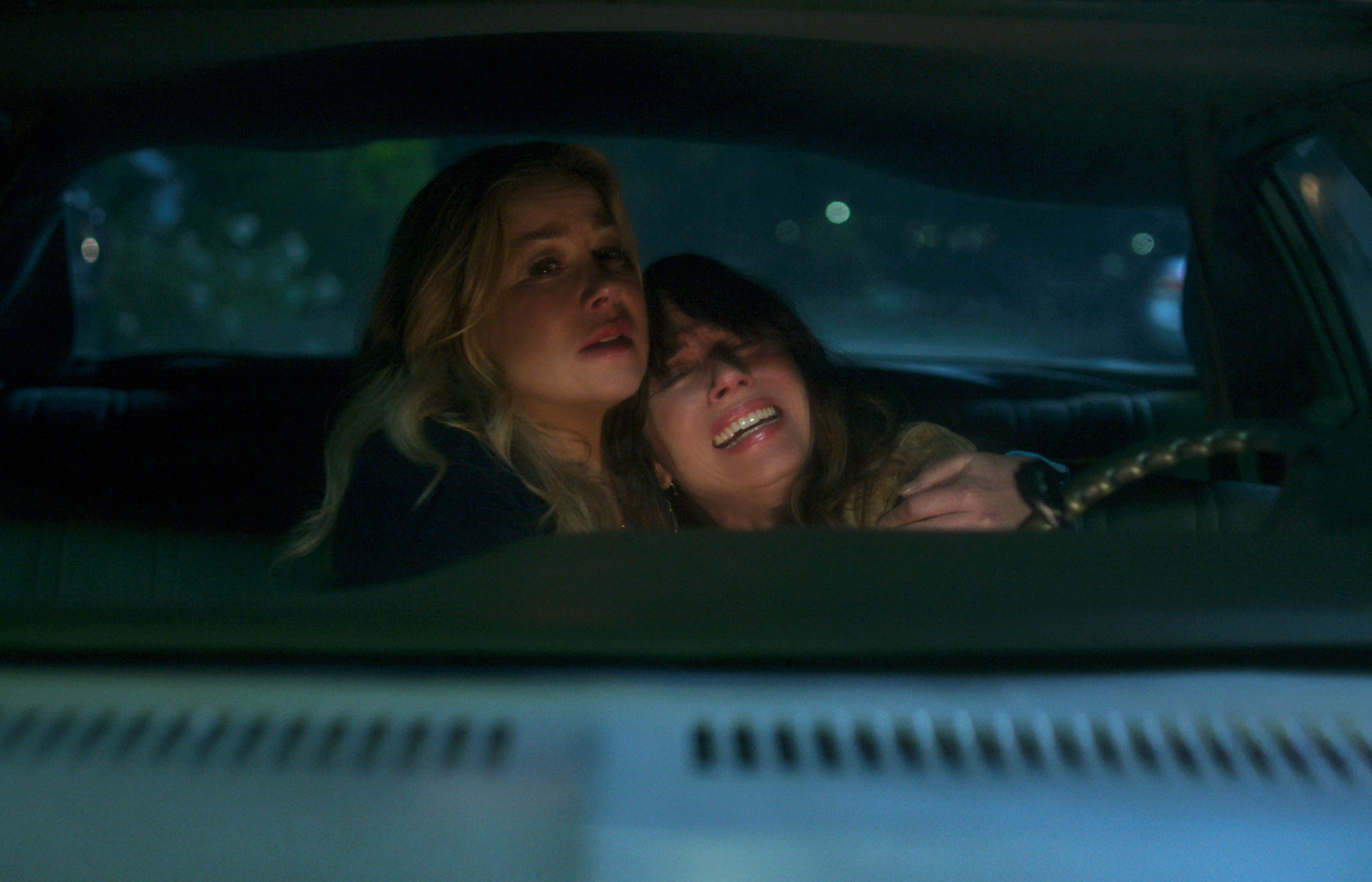 Christina Applegate und Linda Cardellini in Staffel 2 von „Dead to Me“.