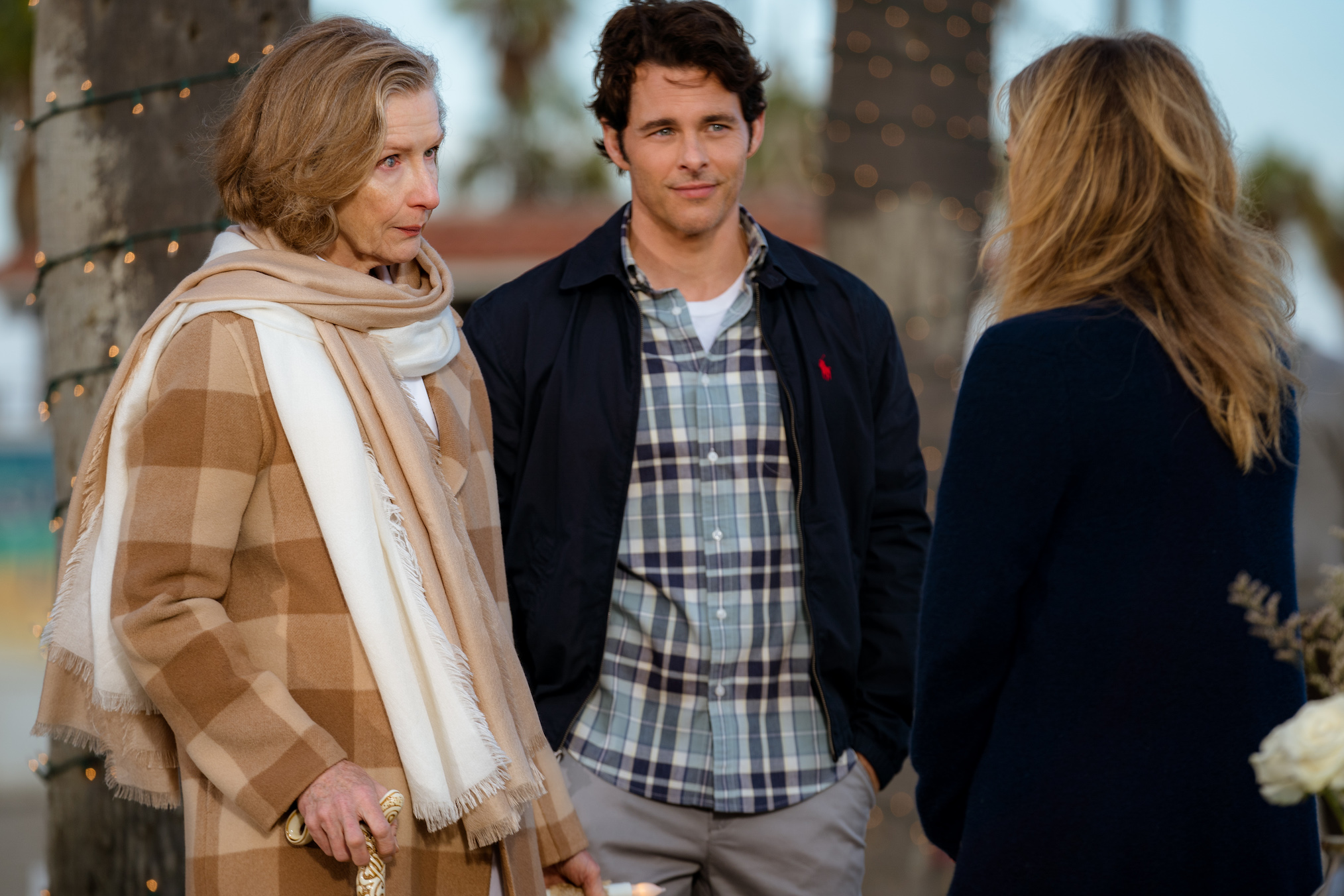 Frances Conroy, James Marsden und Christina Applegate in Staffel 2 von „Dead to Me“.