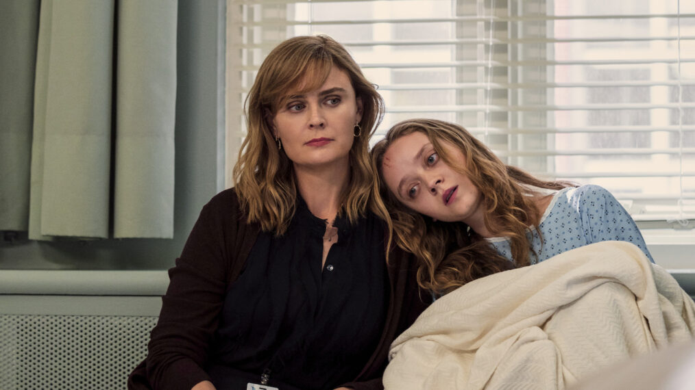 Emily Deschanel as Suzanne, Madeleine Arthur as Mae in Devil in Ohio