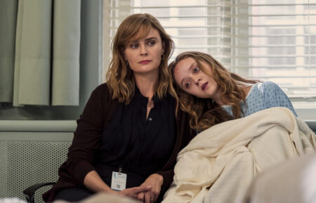 Emily Deschanel as Suzanne, Madeleine Arthur as Mae in Devil in Ohio